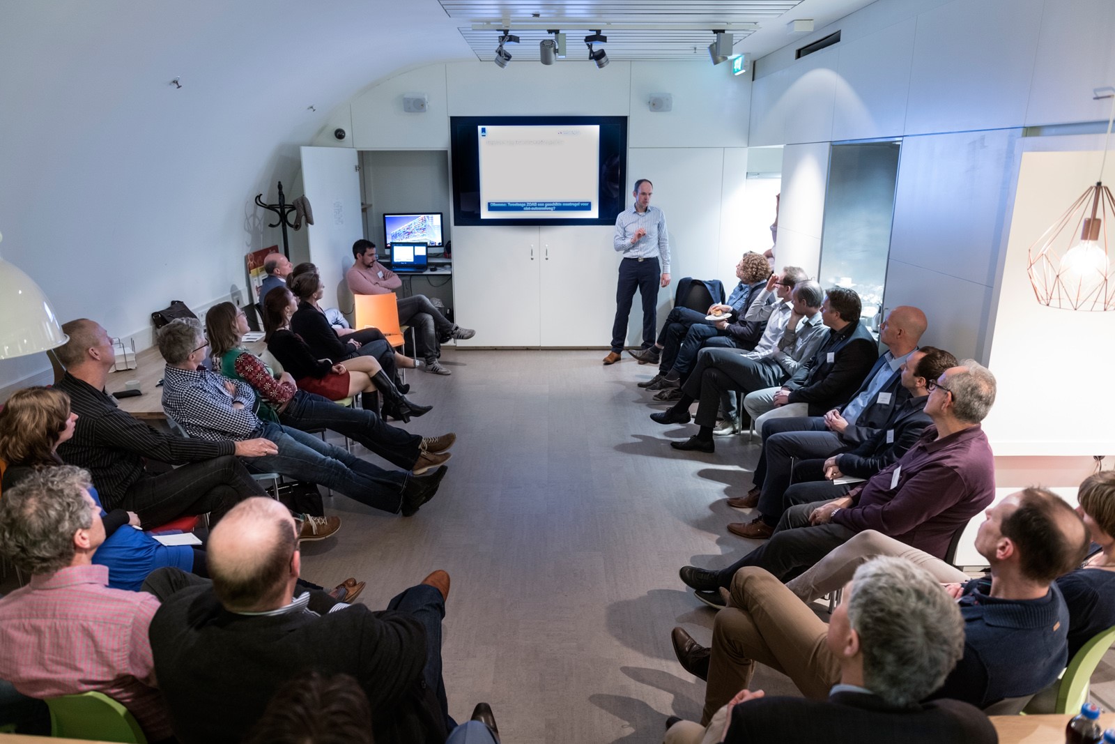 Jan Hooghwerff presenteert innovaties bij een sessie met Rijkswaterstaat en met mede-opdrachtnemers.