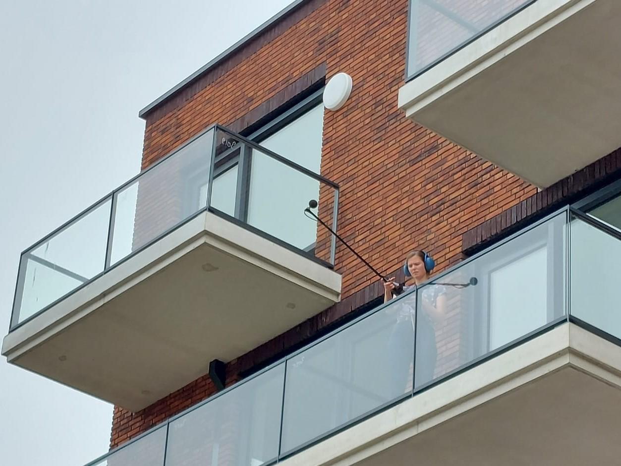 Valerie meet geluid op een balkon