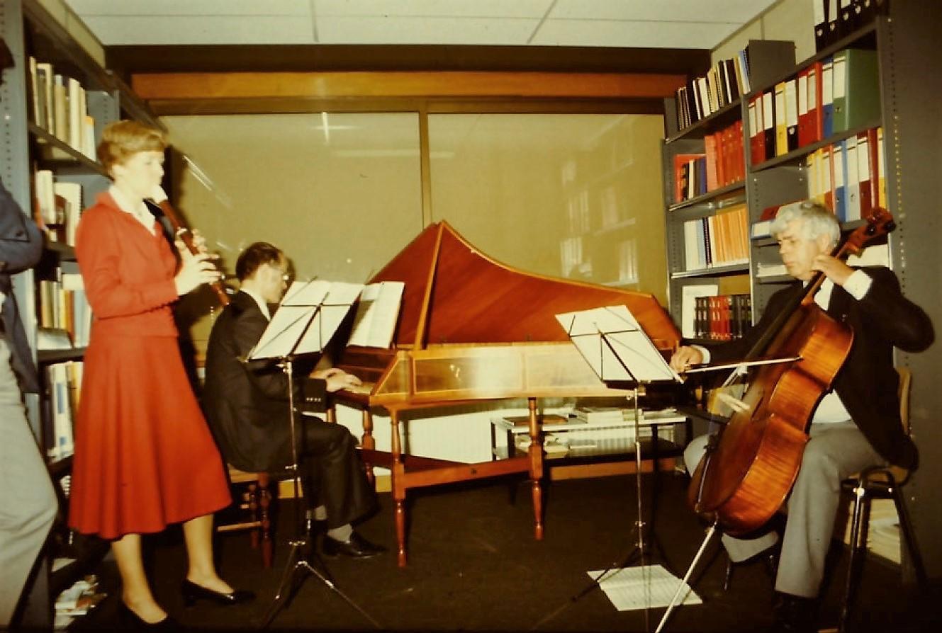 Alex achter de piano, met zijn vrouw Renate en de aannemer bij opening pand Aalsmeer