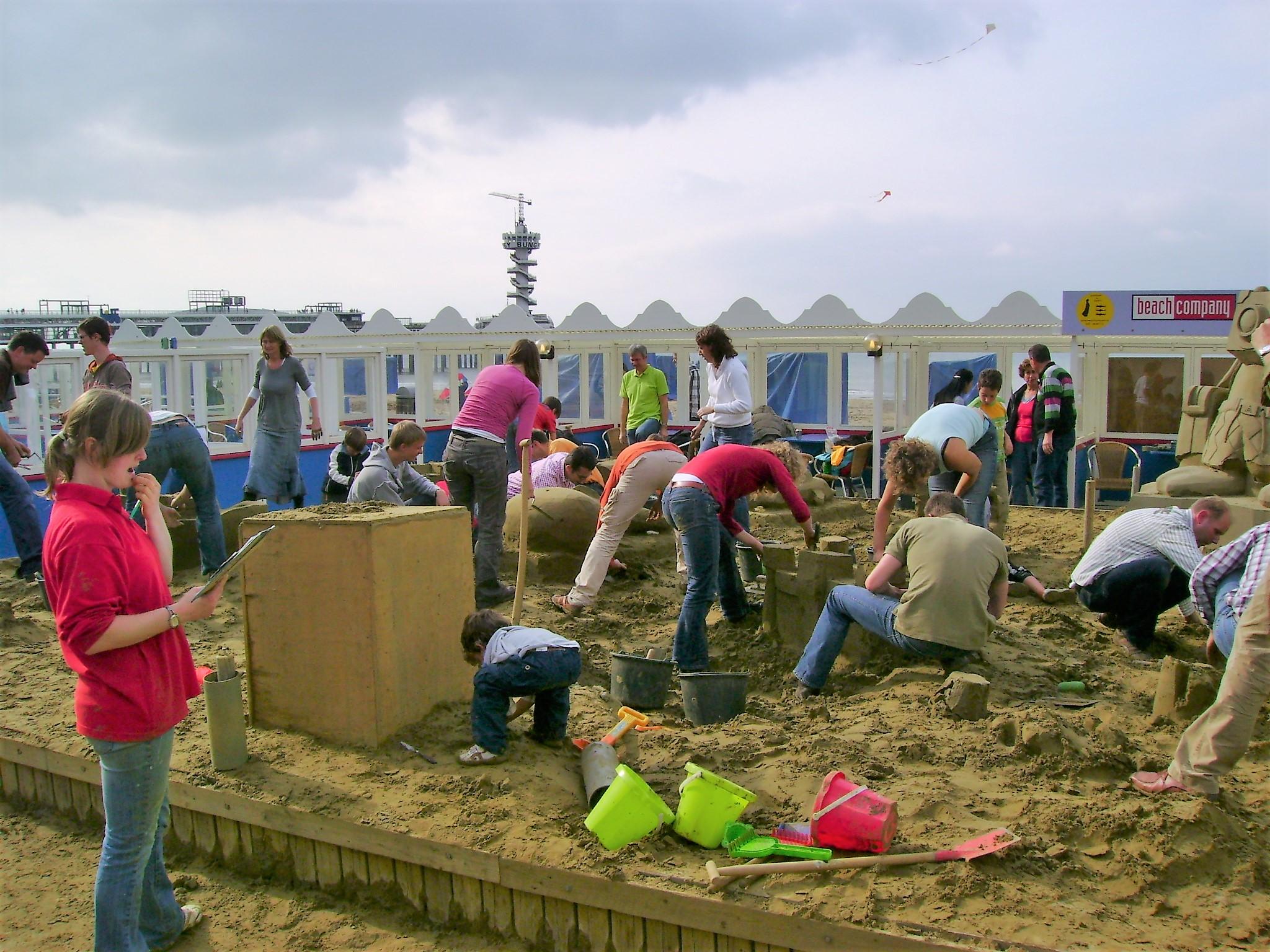 M+P-collega's in de weer op het strand