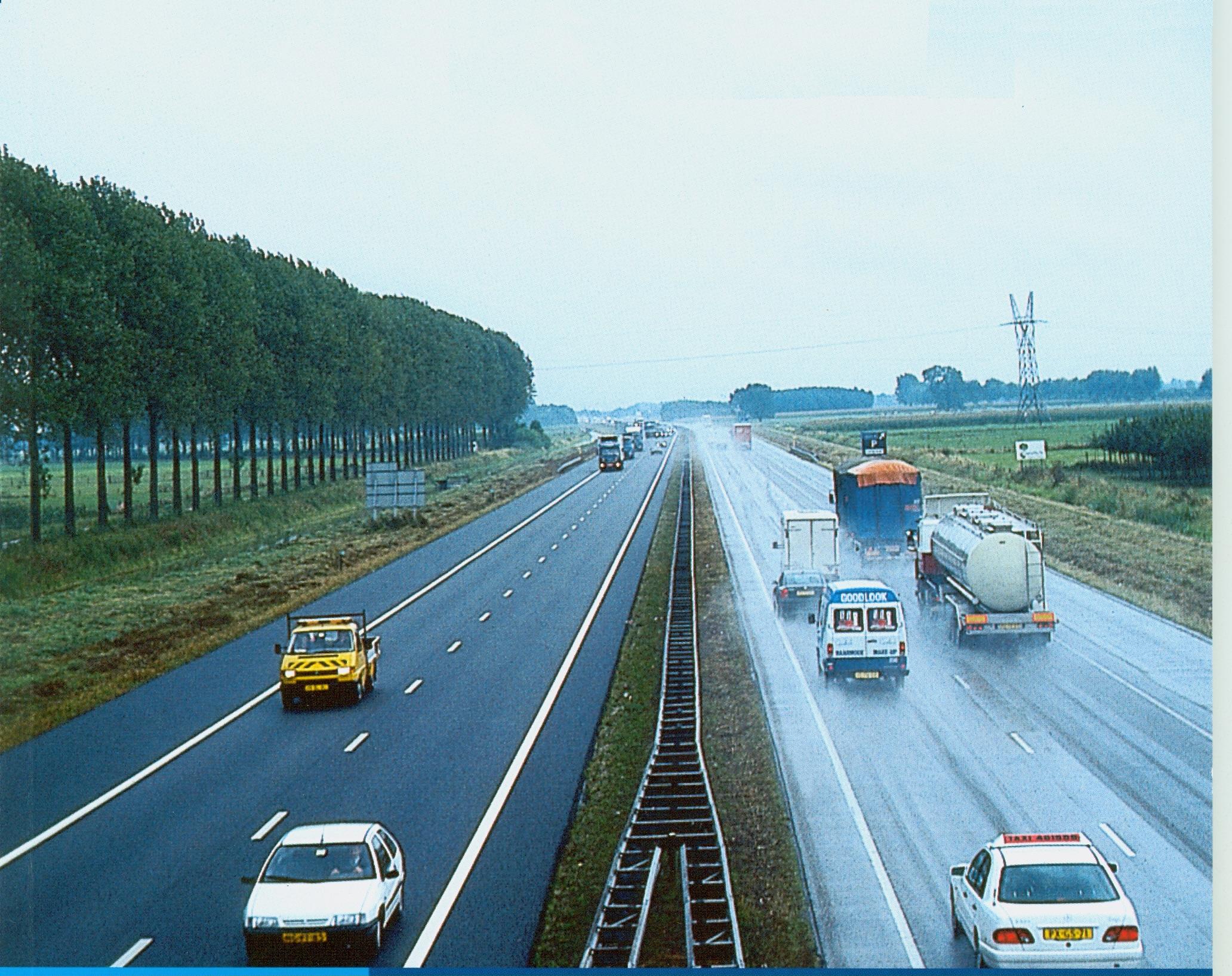 wegdek met ZOAB en dicht asfalt na een regenbui; bij ZOAB geen stuifwater