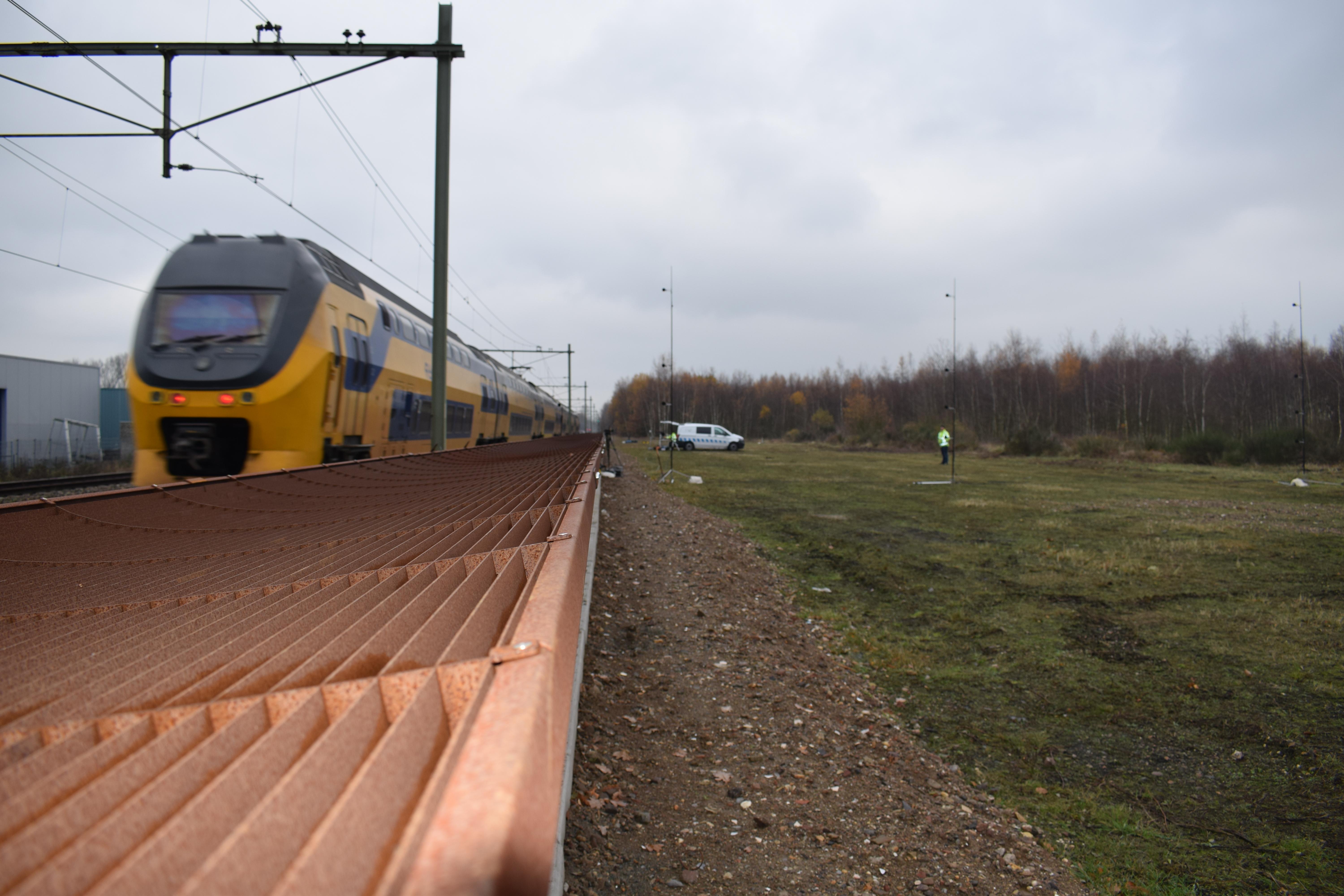 een trein rijdt voorbij een meetopstelling bij een diffractor