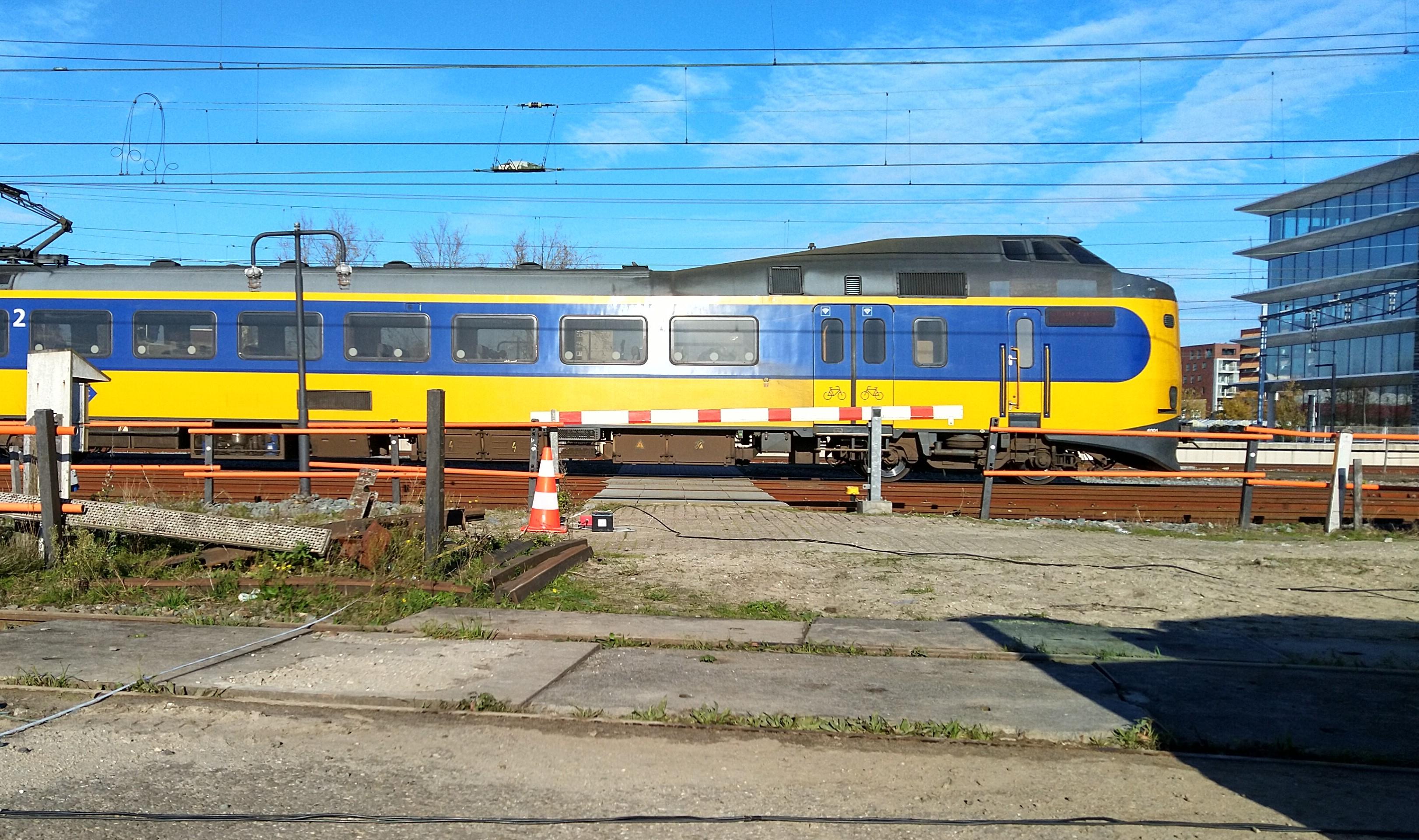 instrument  om trillingen te meten naast een spoorwegovergang waar een trein langskomt