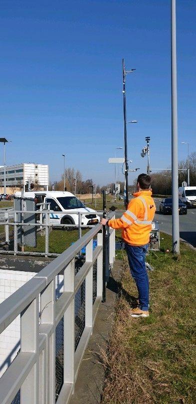 Maarten bij meetopstelling langs de weg voor NEMO-project