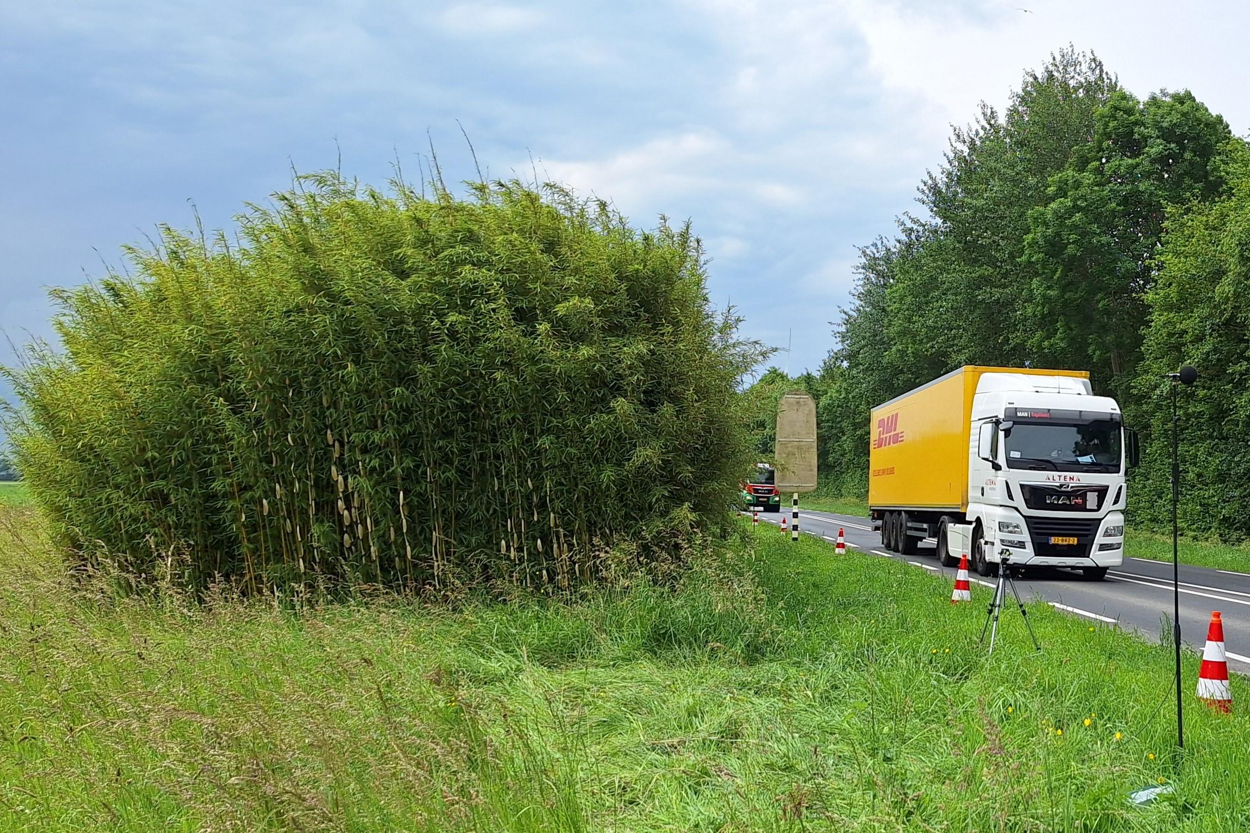 bamboegeluidscherm naast de weg