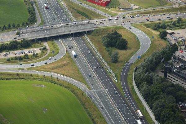 luchtfoto snelweg, bron: https://beeldbank.rws.nl, Rijkswaterstaat