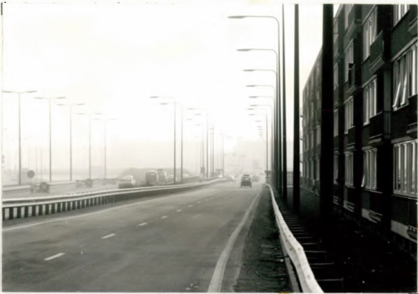 zwartwitfoto uit 1972: flat dicht op de A10 